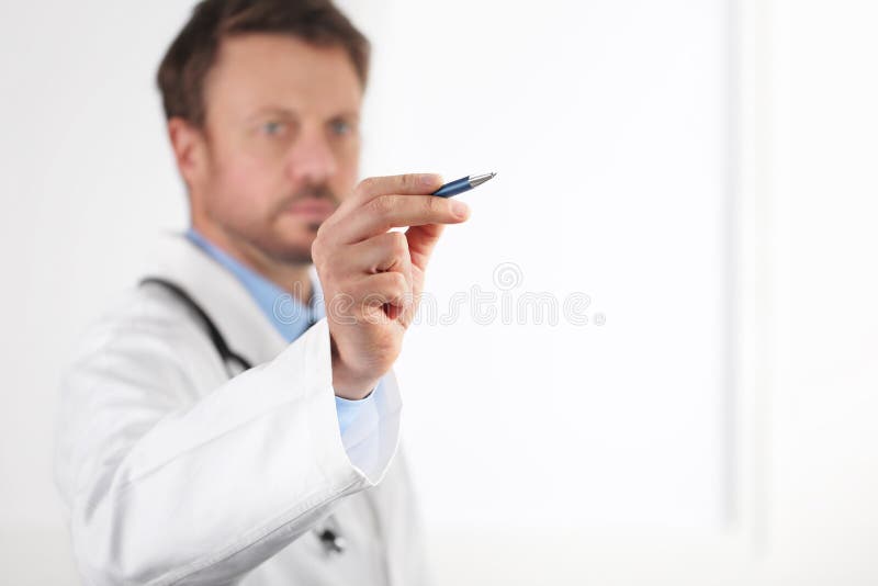 白色复制空间背景上用笔指向的孤立医生手触屏