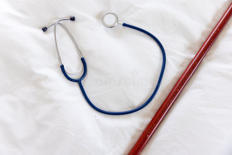 白色床上听诊器的头顶视图 库存照片