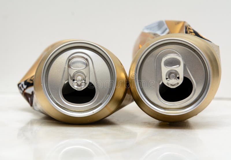 白色背景上两个皱巴巴的啤酒罐，铝