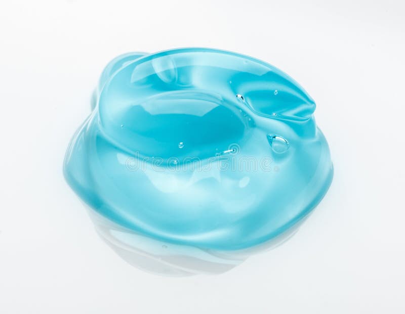 白色背景上的化妆品乳膏凝胶质地 护肤品绿色透明滴的特写 高 库存图片