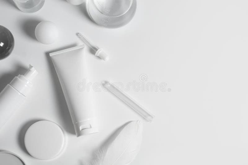 白色背景的美容医疗护肤美容霜血清油模拟瓶包装产品 免版税库存图片 白色背景的美容医疗护肤美容霜血清油模拟瓶包装产品 免版税库存图片