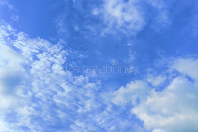 白色蓬松云彩美丽的景色在清楚的天空蔚蓝背景的 在浩大的云彩天空蔚蓝的自然天气 在s的天空白天 库存图片 白色蓬松云彩美丽的景色在清楚的天空蔚蓝背景的 在浩大的云彩天空蔚蓝的自然天气 在s的天空白天 库存图片