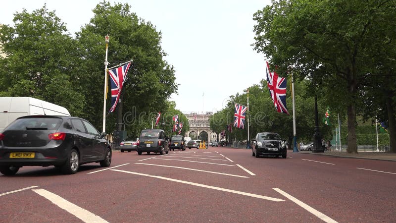 白金汉宫道欧洲城市景观地标上伦敦市中心购物街的交通