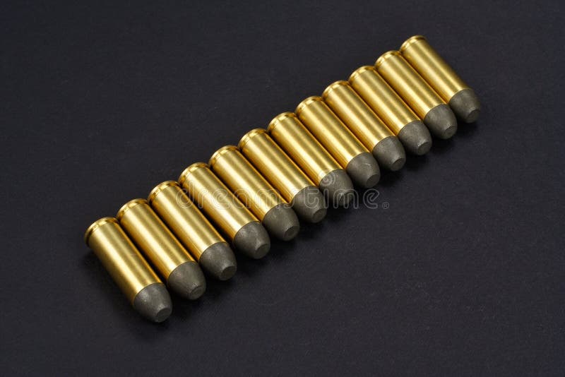 的treadled 在黑色的45个口径左轮手枪弹药筒 免版税库存照片
