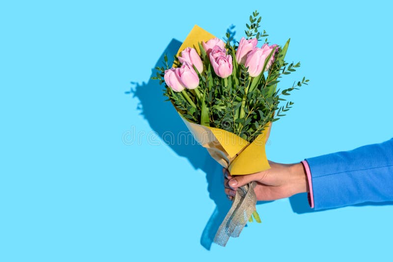 的非裔美国人的人拿着花的花束在蓝色背景的部份观点 库存图片 的非裔美国人的人拿着花的花束在蓝色背景的部份观点 库存图片