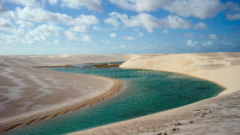盐水湖和沙丘在Grandes Lencois, Lencois Maranhenses国家公园, Maranhao,巴西 库存图片 盐水湖和沙丘在Grandes Lencois, Lencois Maranhenses国家公园, Maranhao,巴西 库存图片