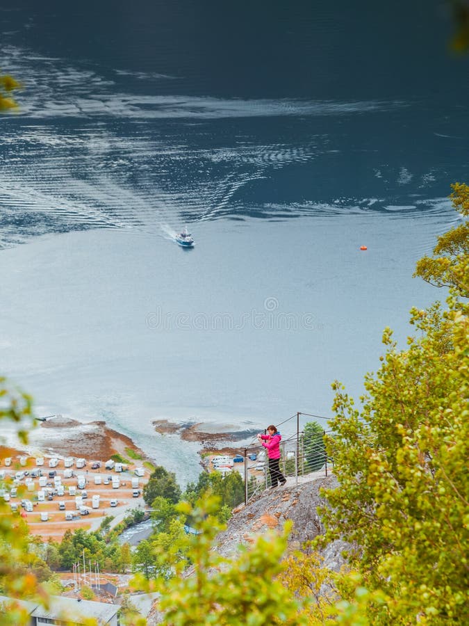 盖朗厄尔峡湾和Geiranger村庄在挪威 免版税库存图片 盖朗厄尔峡湾和Geiranger村庄在挪威 免版税库存图片