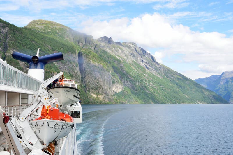 盖朗厄尔峡湾挪威看法从转动与海湾的游轮后方的在背景中