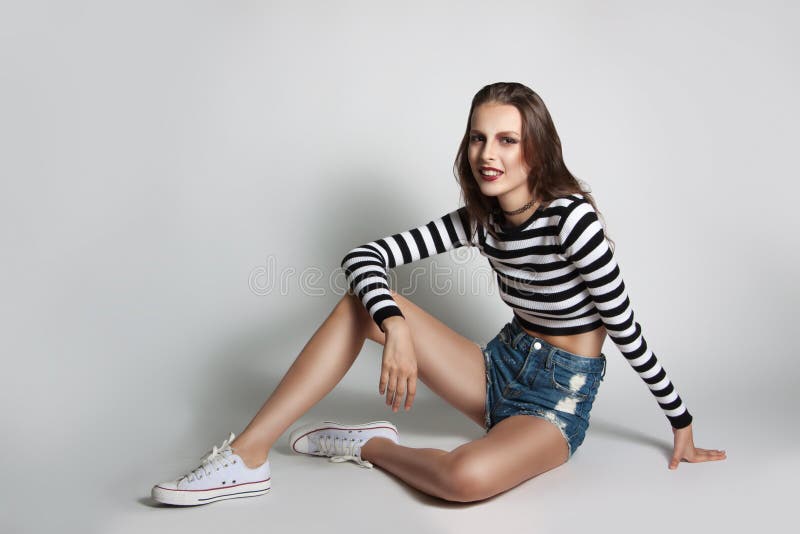 相当女孩简而言之和摆在演播室的毛线衣plosatom 秀丽时尚照片 免版税图库摄影 相当女孩简而言之和摆在演播室的毛线衣plosatom 秀丽时尚照片 免版税图库摄影