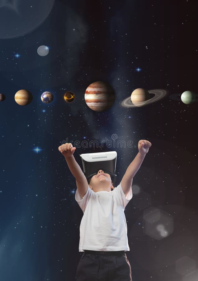 看3D行星的VR耳机的激动的男孩反对与火光的天空背景 免版税图库摄影
