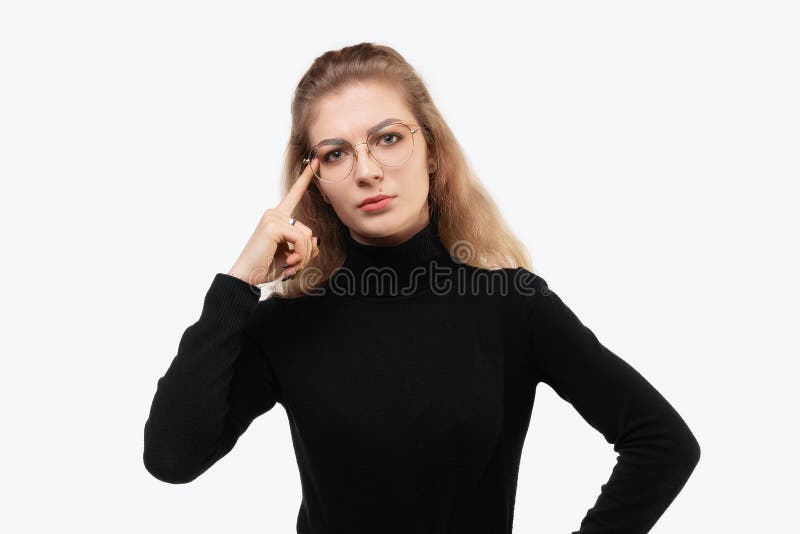 看上去专注思考、思考如何解决挑战或问题的特写金发女孩 库存照片