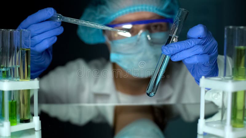 看在试管的试验室工怍人员沉积有水样的,生态 库存照片 看在试管的试验室工怍人员沉积有水样的,生态 库存照片