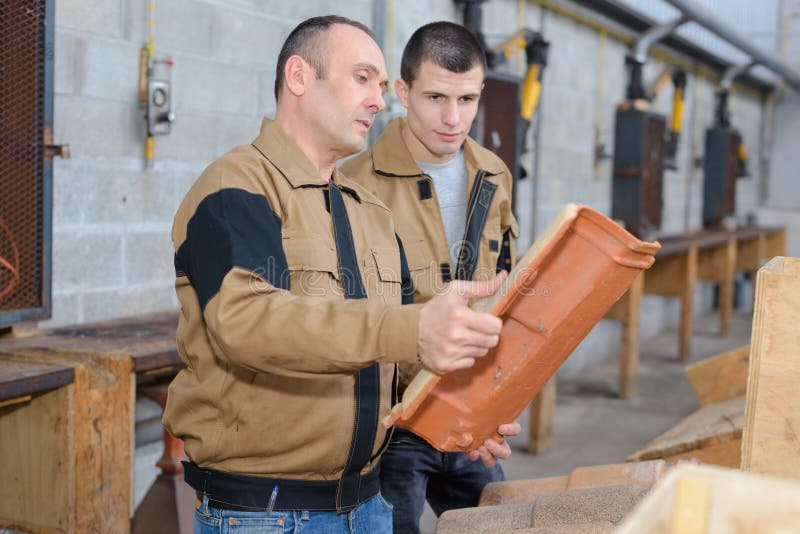 看屋瓦的工人 免版税库存照片