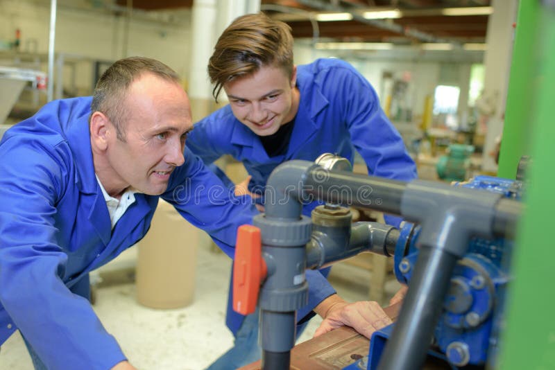 看机器的人和学徒 免版税库存照片
