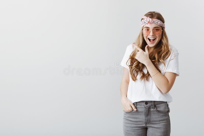 看见昨晚醉得的那个女孩 激动的迷人的白种人妇女画象有金发的,佩带的头饰带 免版税库存图片 看见昨晚醉得的那个女孩 激动的迷人的白种人妇女画象有金发的,佩带的头饰带 免版税库存图片