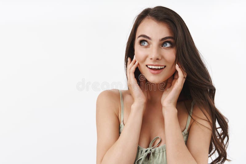 兴奋而快乐的女孩惊讶地喘着气来接电话,接到好消息时感到好奇而 兴奋而快乐的女孩惊讶地喘着气来接电话,接到好消息时感到好奇而