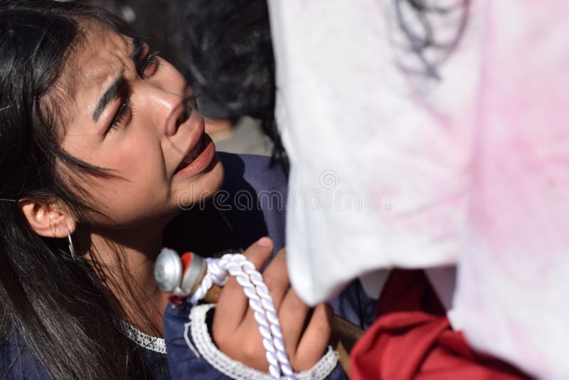 真正的泪花从妇女感觉的哀怜散发给耶稣基督,街道戏曲,社区的眼睛庆祝基督受难日代表 免版税库存图片 真正的泪花从妇女感觉的哀怜散发给耶稣基督,街道戏曲,社区的眼睛庆祝基督受难日代表 免版税库存图片