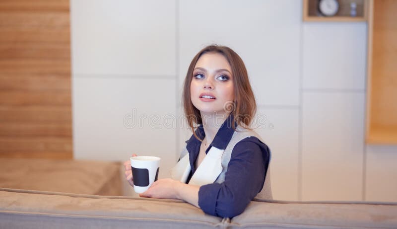 睡在别致沙发上的美女 免版税库存照片 睡在别致沙发上的美女 免版税库存照片