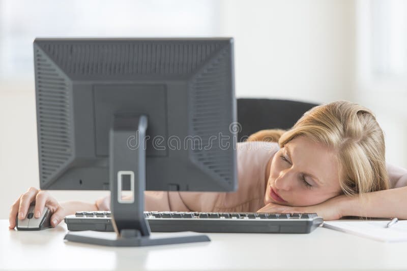 睡觉在计算机书桌的女实业家