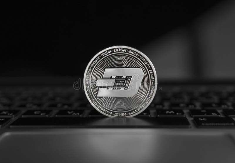 破折号在膝上型计算机的硬币标志 概念财政货币,隐藏货币符 Blockchain采矿 数字式金钱和 图库摄影 破折号在膝上型计算机的硬币标志 概念财政货币,隐藏货币符 Blockchain采矿 数字式金钱和 图库摄影