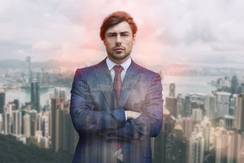 确信和成功 可爱的人特写镜头画象保留他的胳膊的衣服的横渡了,当站立反对时 免版税库存图片 确信和成功 可爱的人特写镜头画象保留他的胳膊的衣服的横渡了,当站立反对时 免版税库存图片