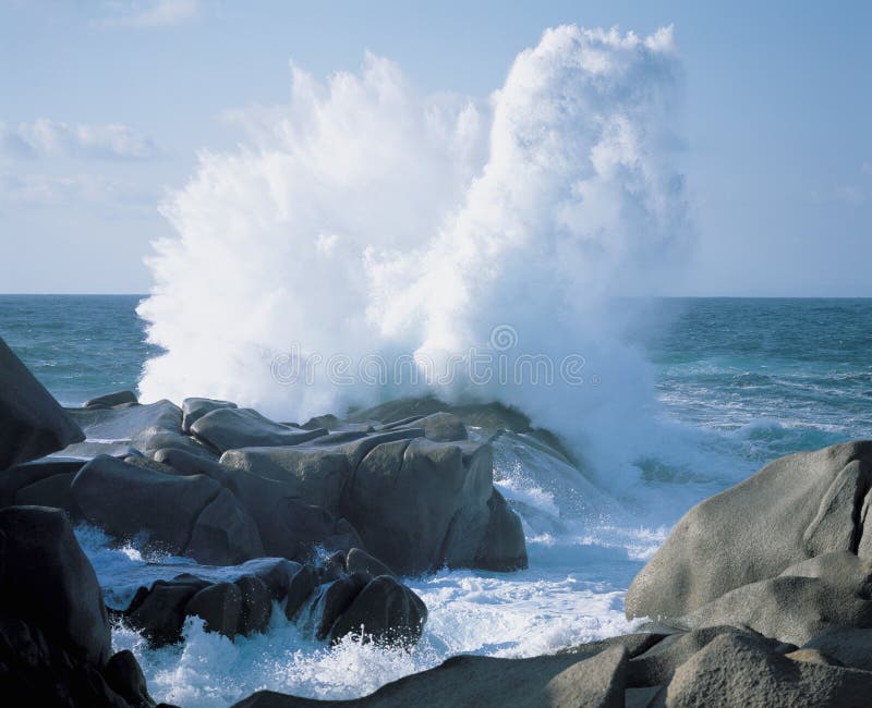 碰撞在岩石的波浪在海岸 库存照片