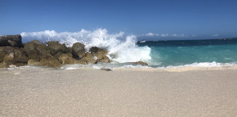 碰撞在海滩的波浪 免版税库存照片