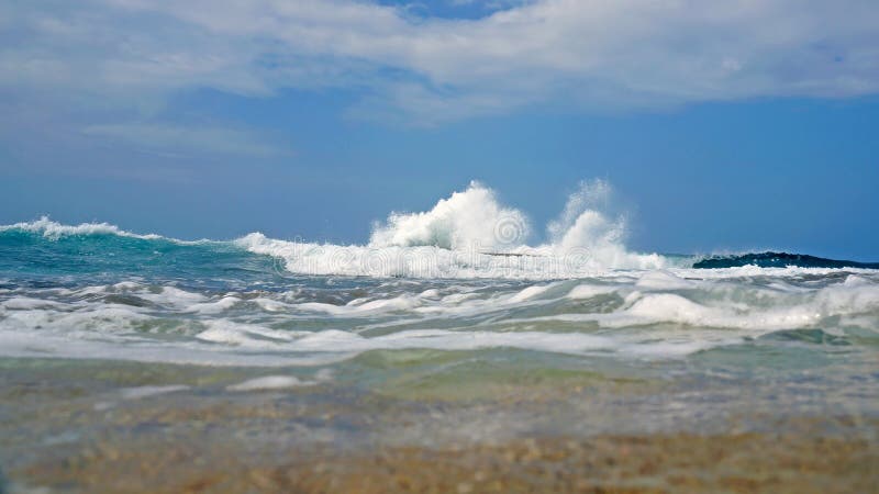 碰撞在礁石上的波浪 免版税库存图片