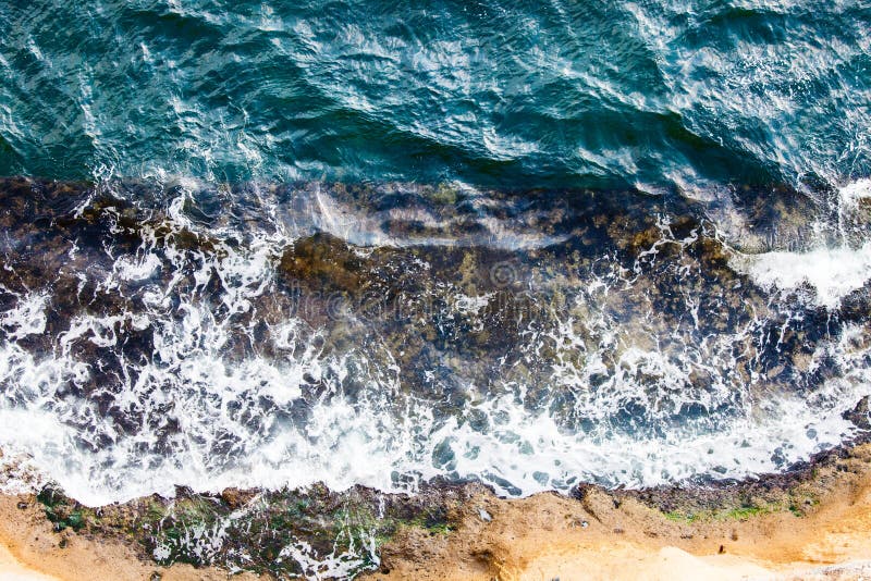 碰撞打破在岩石的波浪 寄生虫空中海表面视图 图库摄影