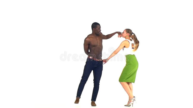 社会拉丁美州的舞蹈家夫妇开始跳舞 股票视频