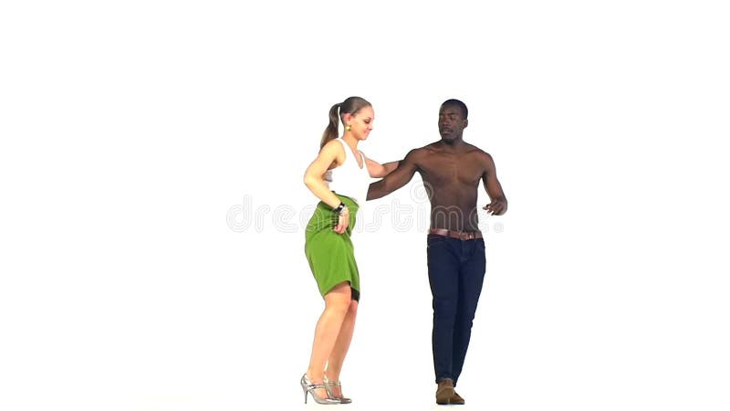 社会拉丁美州的舞蹈家夫妇持续跳舞 影视素材