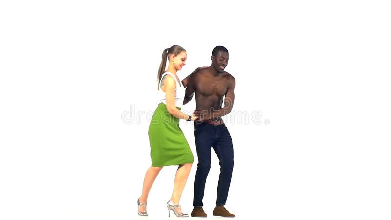 社会拉丁舞蹈家可爱的夫妇继续 股票录像