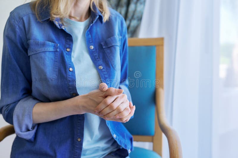 祈祷女人手的特写. 信仰宗教祈祷灵性人 库存照片