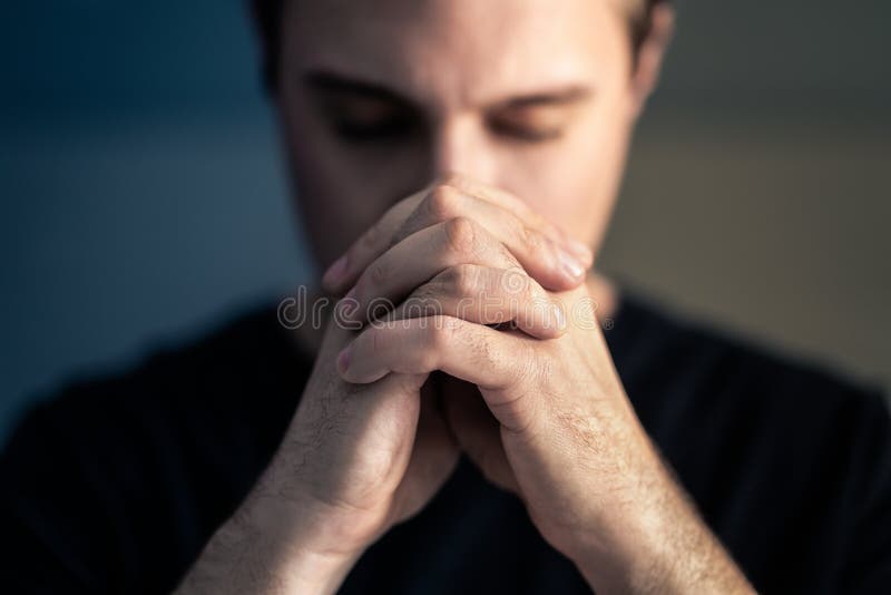 祈祷手. 祈祷上帝. 天主教徒. 信仰宗教和信仰. 圣经和教堂的帮助和希望. 库存图片