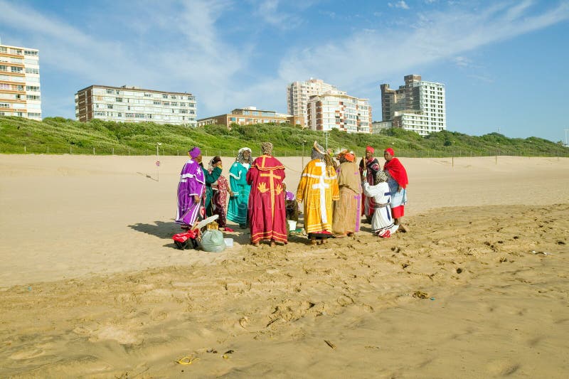 祖鲁族人基督徒明亮地上色了在海滩的仪式德班,南非 库存图片 祖鲁族人基督徒明亮地上色了在海滩的仪式德班,南非 库存图片