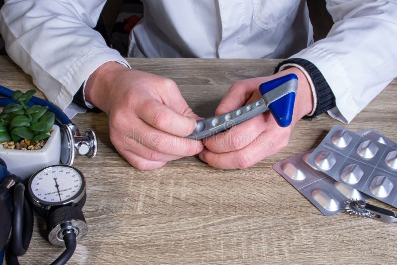 神经科或内科医生预约持神经反射橡皮锤并准备进行神经日志 库存照片