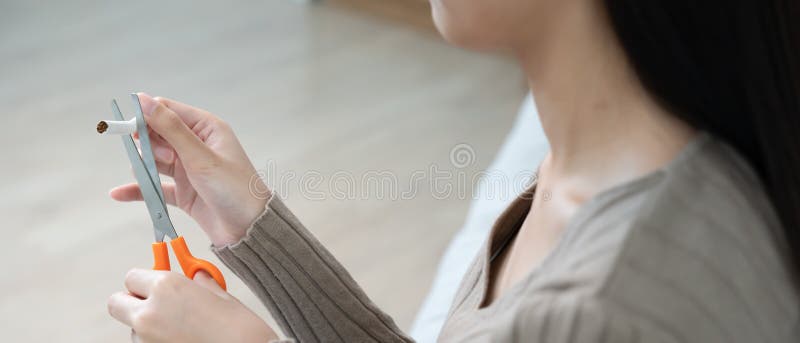 禁止吸烟。女人停止吸烟，拒绝，抵制，折断香烟，说不。为了健康戒烟。世界无烟日。毒品 库存图片