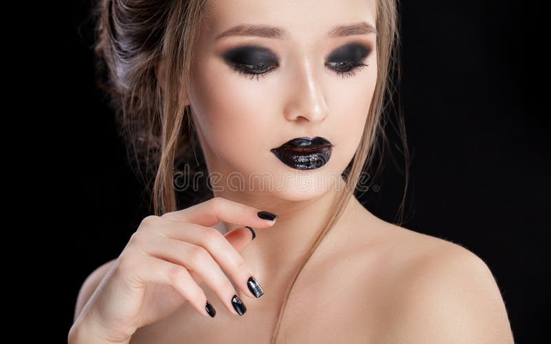 20秀丽世纪纵向回顾展复核s妇女xx 专业构成和修指甲与smokey眼睛 黑颜色 拷贝空间 库存照片 20秀丽世纪纵向回顾展复核s妇女xx 专业构成和修指甲与smokey眼睛 黑颜色 拷贝空间 库存照片
