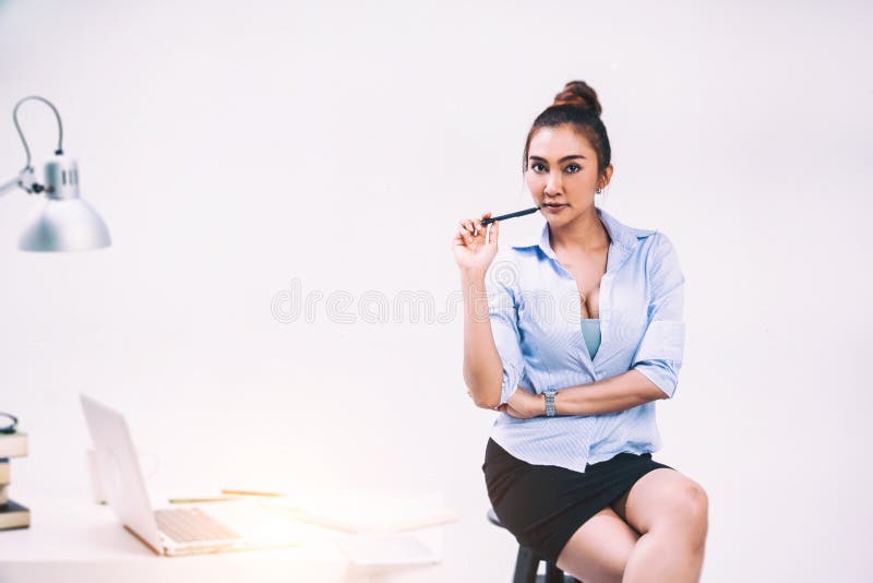 秀丽夫人的抽象派设计背景有蓝色衬衣和黑礼服的在手中是举行笔 坐黑椅子 免版税库存图片 秀丽夫人的抽象派设计背景有蓝色衬衣和黑礼服的在手中是举行笔 坐黑椅子 免版税库存图片
