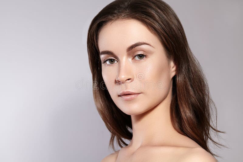 秀丽妇女面孔画象 有完善的新鲜的干净的皮肤的美丽的温泉模型女孩 青年时期和护肤概念 免版税图库摄影 秀丽妇女面孔画象 有完善的新鲜的干净的皮肤的美丽的温泉模型女孩 青年时期和护肤概念 免版税图库摄影