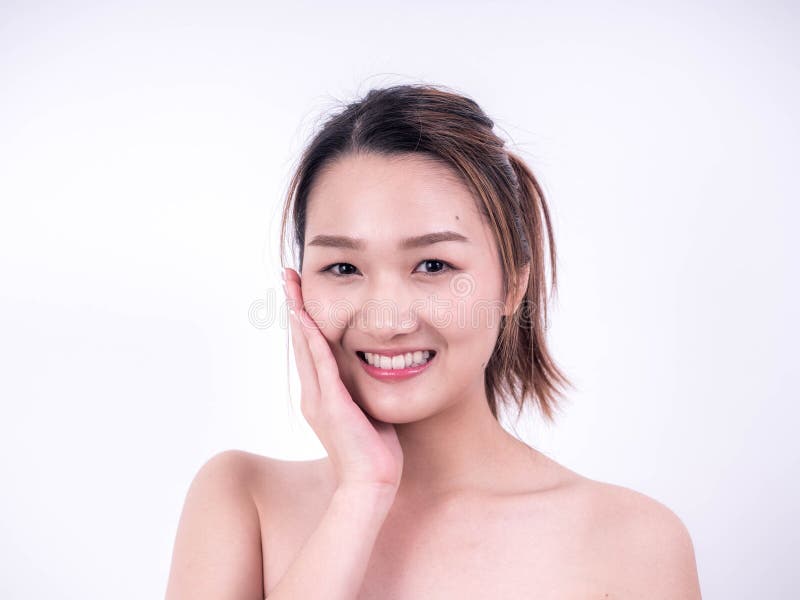 秀丽微笑的模型、美丽的微笑的年轻亚裔女孩有干净的新皮肤接触的自己的面孔,整容术、秀丽和温泉, 免版税图库摄影 秀丽微笑的模型、美丽的微笑的年轻亚裔女孩有干净的新皮肤接触的自己的面孔,整容术、秀丽和温泉, 免版税图库摄影
