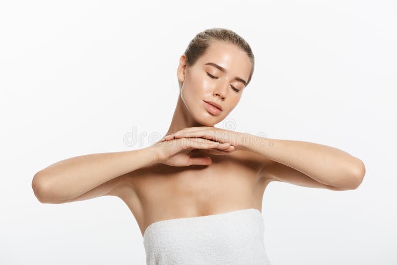 秀丽查出的纵向白色 接触她的面孔的美丽的温泉妇女 完善的新鲜的皮肤 纯净的秀丽模型女孩 青年和皮肤Care.Beauty画象妇女 图库摄影 秀丽查出的纵向白色 接触她的面孔的美丽的温泉妇女 完善的新鲜的皮肤 纯净的秀丽模型女孩 青年和皮肤Care.Beauty画象妇女 图库摄影