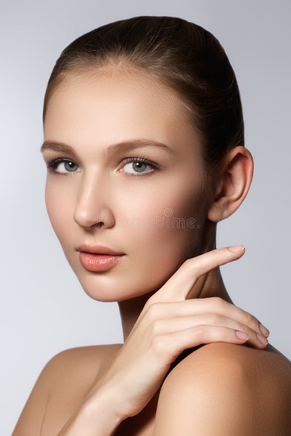 秀丽查出的纵向白色 接触她的面孔的美丽的温泉妇女 完善的新鲜的皮肤 纯净的秀丽模型女孩 青年时期和护肤概念 库存图片 秀丽查出的纵向白色 接触她的面孔的美丽的温泉妇女 完善的新鲜的皮肤 纯净的秀丽模型女孩 青年时期和护肤概念 库存图片