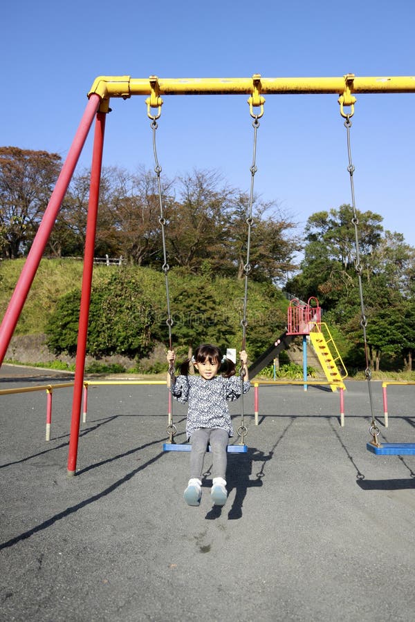 秋千上的日本女孩 库存照片