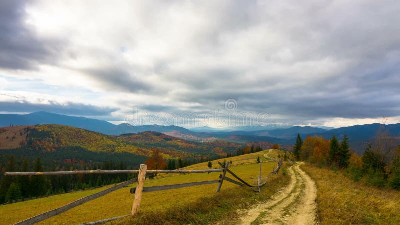 秋天 与土路的山风景