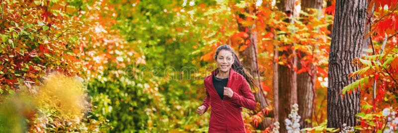 秋季小路上的美女跑着在叶林横幅背景中跑. 健康活跃型亚洲年轻人
