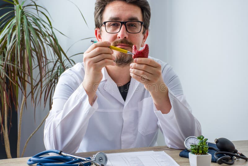 科学医生或医学专业人员持有手部实验室试管，并带有血液，在无效期中显示阳性结果 库存照片