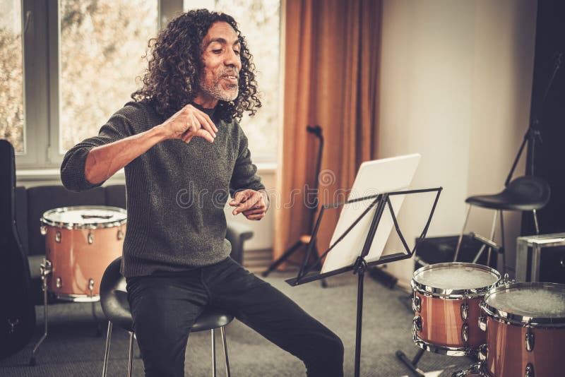 积极的音乐老师在线与学生沟通 免版税库存照片