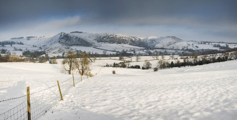 积雪的乡下美好的全景冬天风景 免版税库存图片