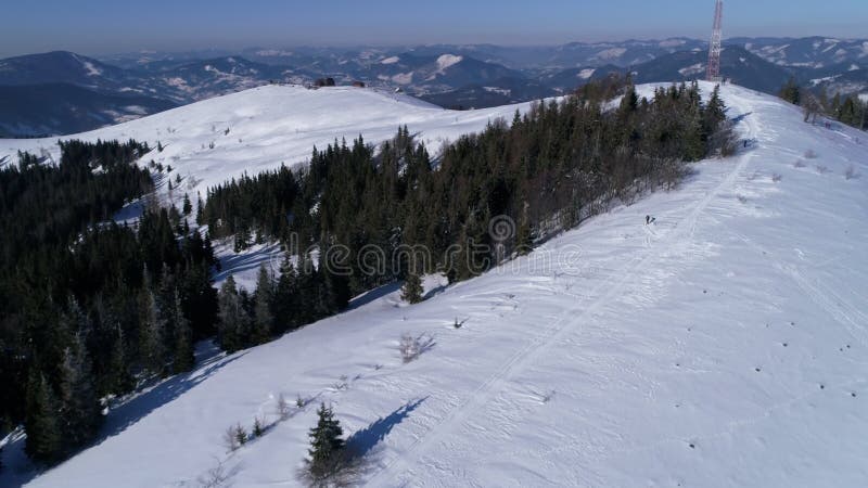 空中-滑雪电缆车在晴朗的Carpatian山的滑雪胜地